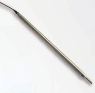 YS-L100光纖光柵裂縫傳感器也稱光纖光柵裂縫計(jì)，它采用不銹鋼外殼設(shè)計(jì)，具有測(cè)量精度高、抗壓抗剪切能力強(qiáng)等優(yōu)點(diǎn)，可長(zhǎng)期布設(shè)在混凝土結(jié)構(gòu)物或其他材料結(jié)構(gòu)物內(nèi)部及表面，測(cè)量結(jié)構(gòu)物伸縮縫或周邊縫的開合度。
